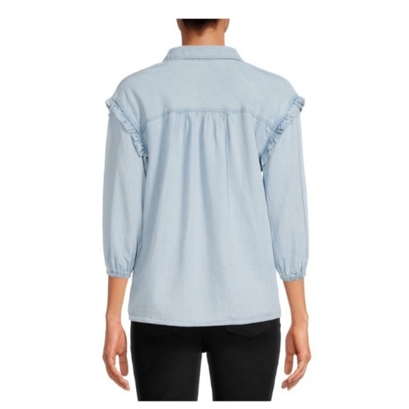 Light blue Button-up with ruffled Stiching! - Picture 2 of 7